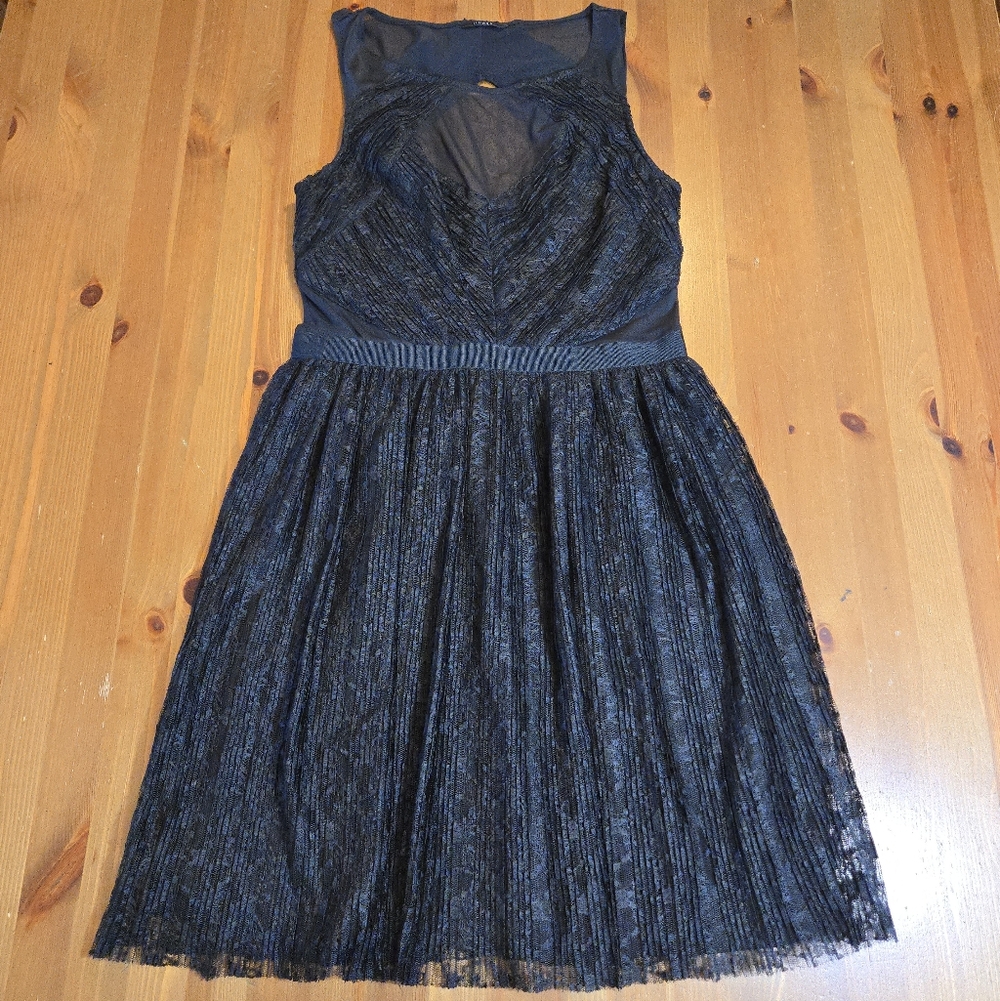Guess Sleeveless Little Black Cocktail Dress With Sheer Panels And Lace Size 6